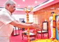 भारत माता के चित्र पर पुष्प अर्पित करते हुए राज्यपाल राजेन्द्र आर्लेकर