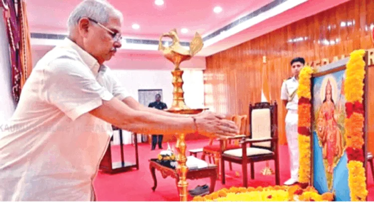 भारत माता के चित्र पर पुष्प अर्पित करते हुए राज्यपाल राजेन्द्र आर्लेकर