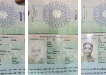 पासपोर्ट में अफसरों को 'मेडिकल कोर का सदस्य' बताया गया है।