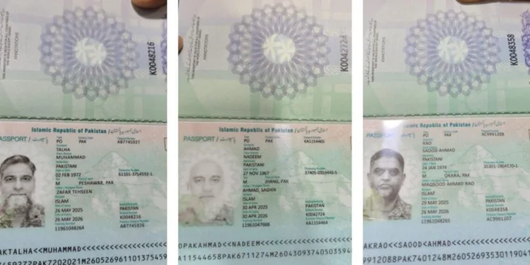 पासपोर्ट में अफसरों को 'मेडिकल कोर का सदस्य' बताया गया है।