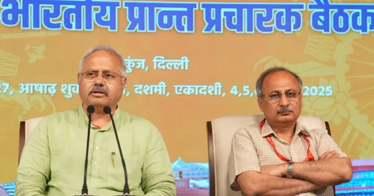 राष्ट्रीय स्वयंसेवक संघ के अखिल भारतीय प्रचार प्रमुख सुनील आंबेकर ने सोमवार को केशव कुंज कार्यालय में प्रेस कॉन्फ्रेंस में अखिल भारतीय प्रांत प्रचारक बैठक के संबंध में जानकारी दी। साथ में दिल्ली प्रांत के संघचालक अनिल अग्रवाल जी।