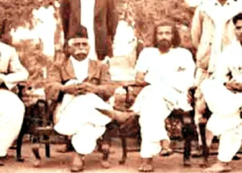 एक दुर्लभ चित्र में डाॅ. हेडगेवार, श्री गुरुजी (मध्य में) व अन्य