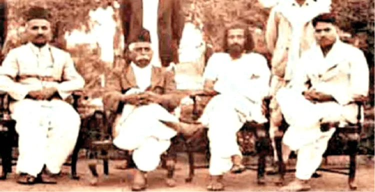 एक दुर्लभ चित्र में डाॅ. हेडगेवार, श्री गुरुजी (मध्य में) व अन्य