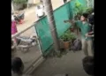 चाकू दिखाकर डराता युवक