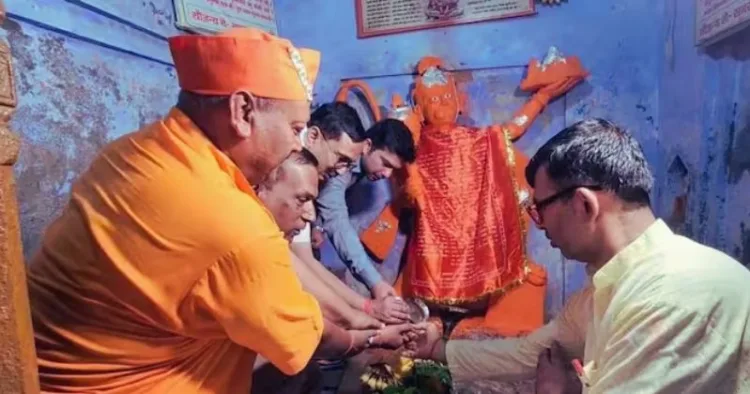 कार्तिकेय महादेव मंदिर में पूजा-पाठ करते श्रद्धालु