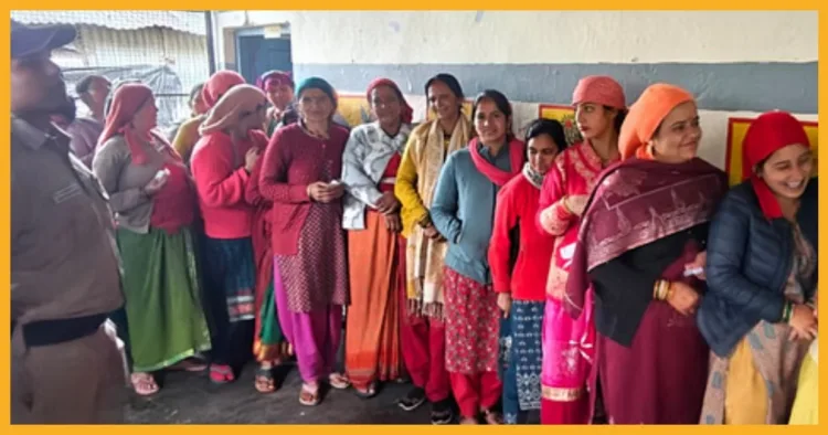 मतदान की लाइन में लगी महिलाएं, चित्र सौजन्य- अमर उजाला