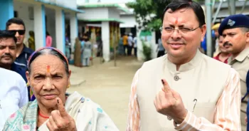 मुख्यमंत्री पुष्कर सिंह धामी ने उधमसिंह नगर जिले में मां के साथ मतदान किया।