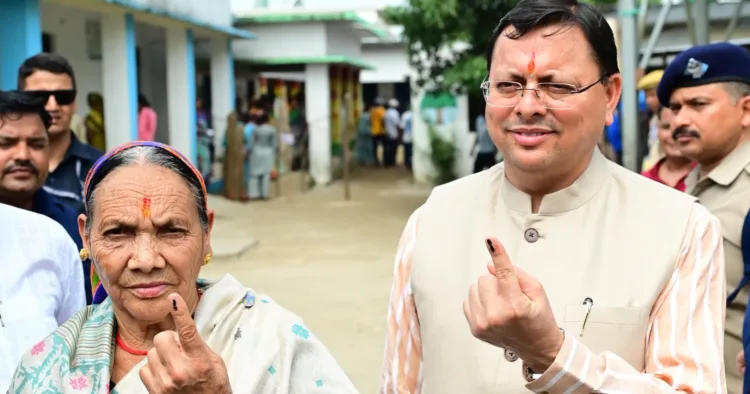 मुख्यमंत्री पुष्कर सिंह धामी ने उधमसिंह नगर जिले में मां के साथ मतदान किया।