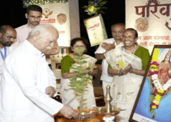 दीप प्रज्ज्वलित कर कार्यक्रम का उद्घाटन करते श्री मोहनराव भागवत