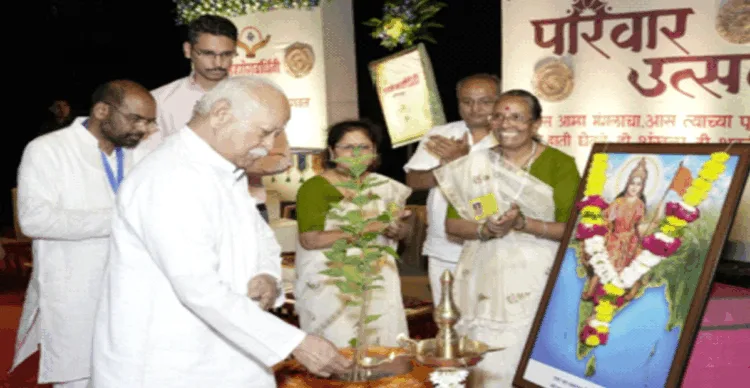 दीप प्रज्ज्वलित कर कार्यक्रम का उद्घाटन करते श्री मोहनराव भागवत