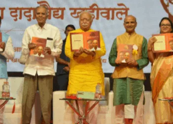 पुस्तक का लोकार्पण करते श्री मोहनराव भागवत। साथ में हैं अन्य अतिथि