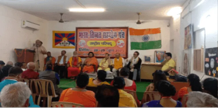 परिषद् के मंच पर श्री इंद्रेश कुमार के साथ अन्य अतिथि