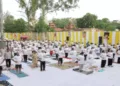 शिविर में योगासन करते स्थानीयजन