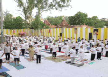 शिविर में योगासन करते स्थानीयजन