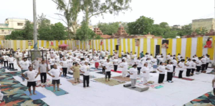 शिविर में योगासन करते स्थानीयजन
