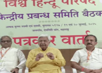 पत्रकारों को संबोधित करते श्री आलोक कुमार। साथ में हैं (बाएं से) संजय अप्पा बारगजे और विजय शंकर तिवारी