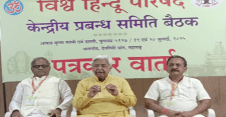 पत्रकारों को संबोधित करते श्री आलोक कुमार। साथ में हैं (बाएं से) संजय अप्पा बारगजे और विजय शंकर तिवारी