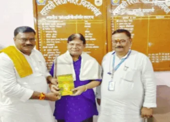 लोक शिक्षा समिति के सचिव रामलाल ,विद्यालय प्रबंधन समिति के उपाध्यक्ष नंद किशोर पोद्दार को प्रतीक चिन्ह भेंट करते हुए। साथ में हैं प्राचार्य नागेन्द्र तिवारी