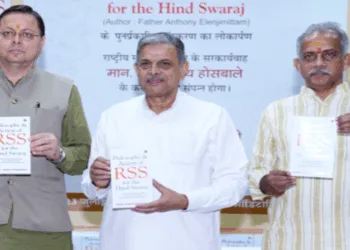 पुस्तक का लोकार्पण करते हुए श्री दत्तात्रेय होसबाले। साथ में हैं (बाएं से) श्री पुष्कर सिंह धामी और श्री जे. नन्दकुमार