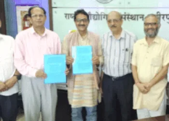 समझौते पर हस्ताक्षर के बाद दोनों संस्थानों के अधिकारी