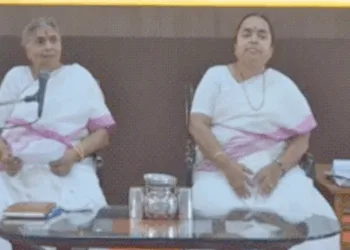 बैठक को संबोधित करती हुईं प्रमुख संचालिका शांताक्का