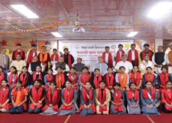 अतिथियों के साथ सम्मानित छात्र