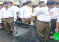 सफाई अभियान चलाते स्वयंसेवक