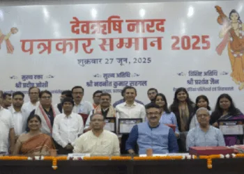 अतिथियों के साथ सम्मानित पत्रकार