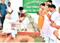 विश्व पर्यावरण दिवस पर हिण्डोन  (राजस्थान) में वृक्षारोपण करते हुए रा.स्व.संघ के सरसंघचालक श्री मोहनराव भागवत     (फाइल चित्र)