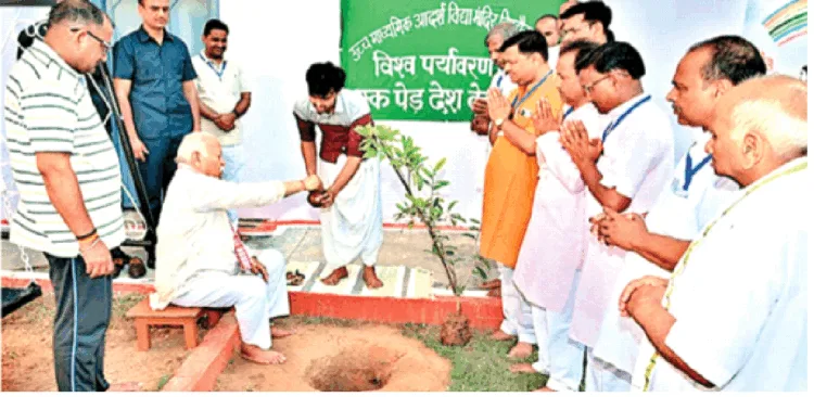 विश्व पर्यावरण दिवस पर हिण्डोन (राजस्थान) में वृक्षारोपण करते हुए रा.स्व.संघ के सरसंघचालक श्री मोहनराव भागवत (फाइल चित्र)