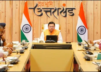 अधिकारियों के साथ सीएम धामी ने की बैठक