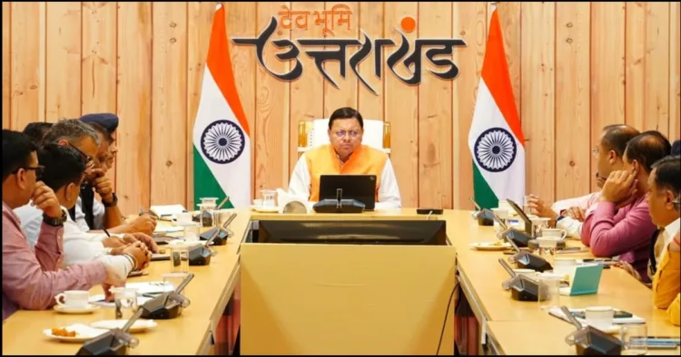 अधिकारियों के साथ सीएम धामी ने की बैठक