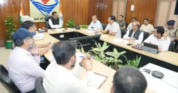 उच्चस्तरीय बैठक लेते मुख्य सचिव आनन्द बर्द्धन