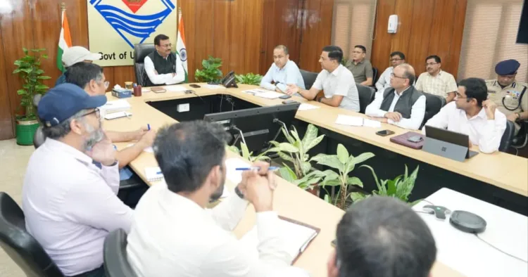 उच्चस्तरीय बैठक लेते मुख्य सचिव आनन्द बर्द्धन
