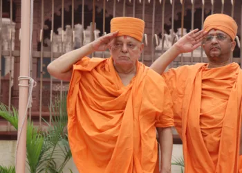 तिरंगे को सलामी देते सद्गुरु ईश्वर चरण स्वामी