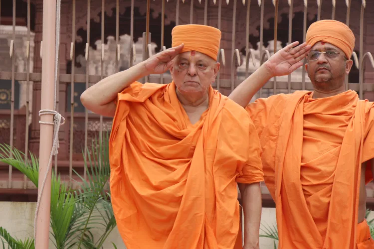 तिरंगे को सलामी देते सद्गुरु ईश्वर चरण स्वामी
