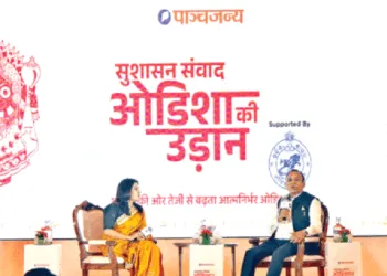 उद्योगपति और सामाजिक नवप्रवर्तक अंबर अग्रवाल से बातचीत करती हुई पाञ्चजन्य की सलाहकार संपादक तृप्ति श्रीवास्तव