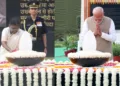 भारत रत्न पूर्व प्रधानमंत्री अटल बिहारी वाजपेयी को श्रद्धांजलि देती राष्ट्रपति द्रौपदी मुर्मु और प्रधानमंत्री नरेंद्र मोदी।