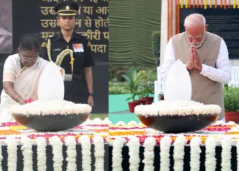 भारत रत्न पूर्व प्रधानमंत्री अटल बिहारी वाजपेयी को श्रद्धांजलि देती राष्ट्रपति द्रौपदी मुर्मु और प्रधानमंत्री नरेंद्र मोदी।