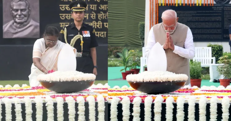 भारत रत्न पूर्व प्रधानमंत्री अटल बिहारी वाजपेयी को श्रद्धांजलि देती राष्ट्रपति द्रौपदी मुर्मु और प्रधानमंत्री नरेंद्र मोदी।