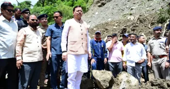चमोली में हादसा प्रभावित क्षेत्र में पहुंचे सीएम धामी