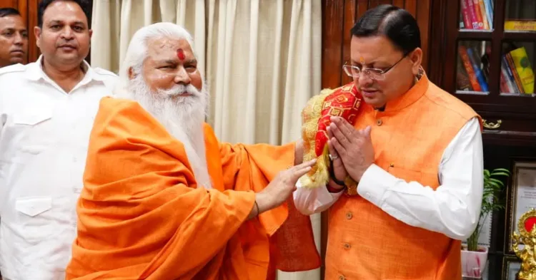 मुख्यमंत्री धामी से मुलाकात करते महामंडलेश्वर शाश्वानंद गिरी जी
