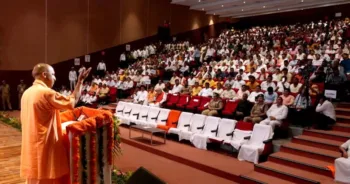 मथुरा में पांचजन्य सभागार में लोगों को संबोधित करते मुख्यमंत्री योगी आदित्यनाथ