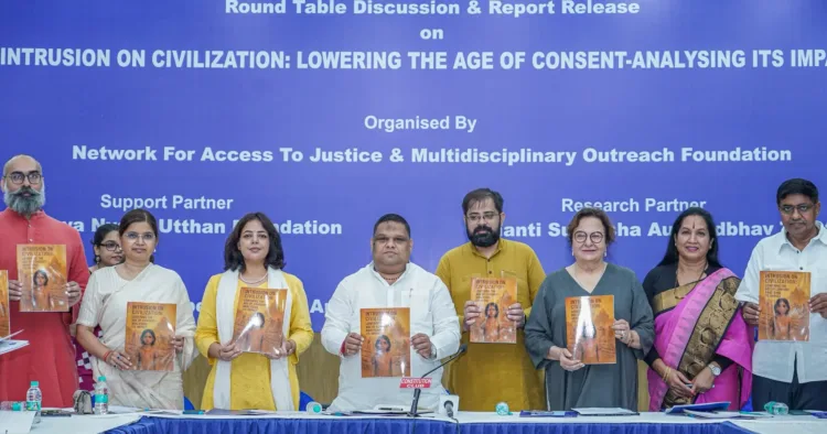 चर्चा के दौरान रिपोर्ट जारी करते राष्ट्रीय मानवाधिकार आयोग के सदस्य प्रियांक कानूनगो।