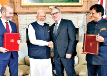 द्विपक्षीय मुक्त व्यापार समझाैते के बाद हाथ एक-दूसरे को बधाई देते प्रधानमंत्री और ब्रिटिश प्रधानमंत्री कीर स्टारर्मर। साथ में केंद्रीय वाणिज्य मंत्री पीयूष गोयल