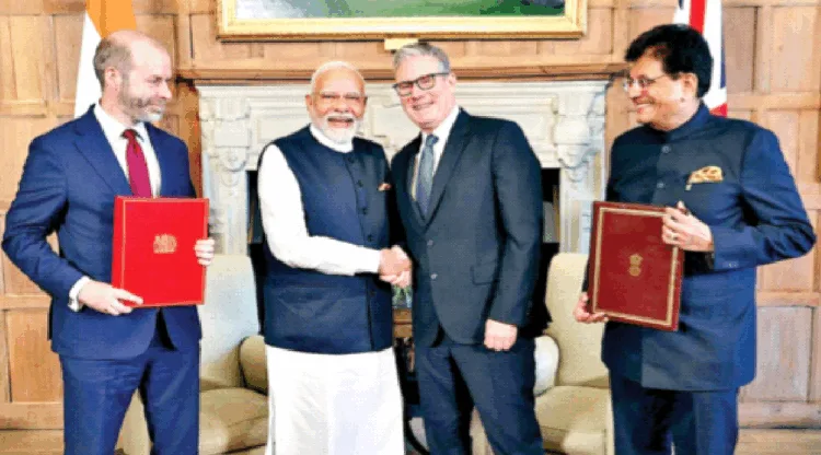द्विपक्षीय मुक्त व्यापार समझाैते के बाद हाथ एक-दूसरे को बधाई देते प्रधानमंत्री और ब्रिटिश प्रधानमंत्री कीर स्टारर्मर। साथ में केंद्रीय वाणिज्य मंत्री पीयूष गोयल