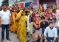 किशनगंज में कलशयात्रा निकाल रहीं महिलाओं को रोका गया। विरोध में धरने पर बैठे लोग।