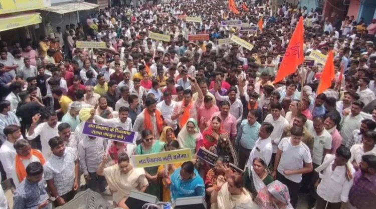 लव जिहाद के खिलाफ सड़कों पर उतरा हिंदू समाज