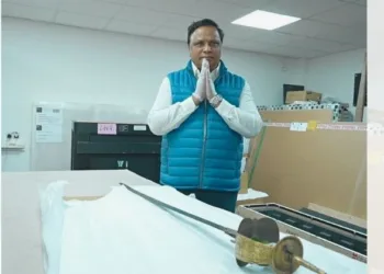 लंदन में रघुजी भोसले की तलवार के साथ मंत्री आशीष शेलार