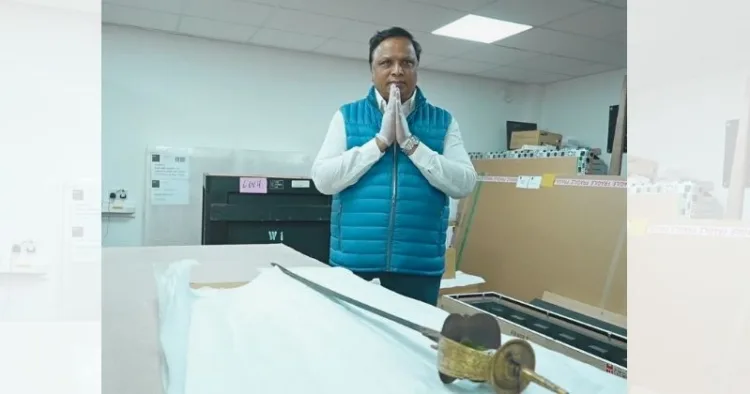 लंदन में रघुजी भोसले की तलवार के साथ मंत्री आशीष शेलार